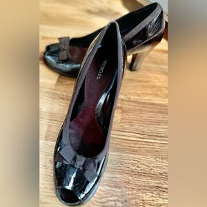 Sz 11 Brown shiny leather Peeptoe pump